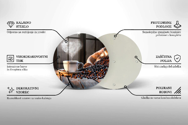 Tábua corte Uma xícara de café e um coração