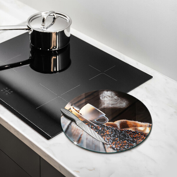 Tábua corte Uma xícara de café e um coração