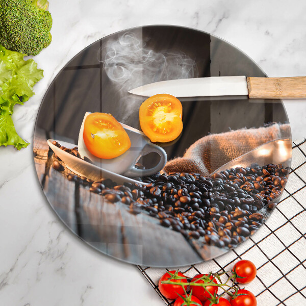 Tábua corte Uma xícara de café e um coração