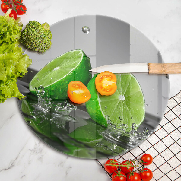 Tábua para corte Limões suculentos e água