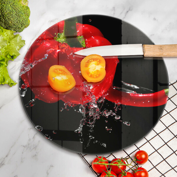 Tábua de corte Pimentões vermelhos em água