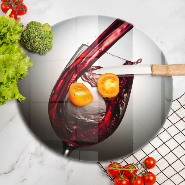 Tábua de corte de vidro Um copo e vinho tinto