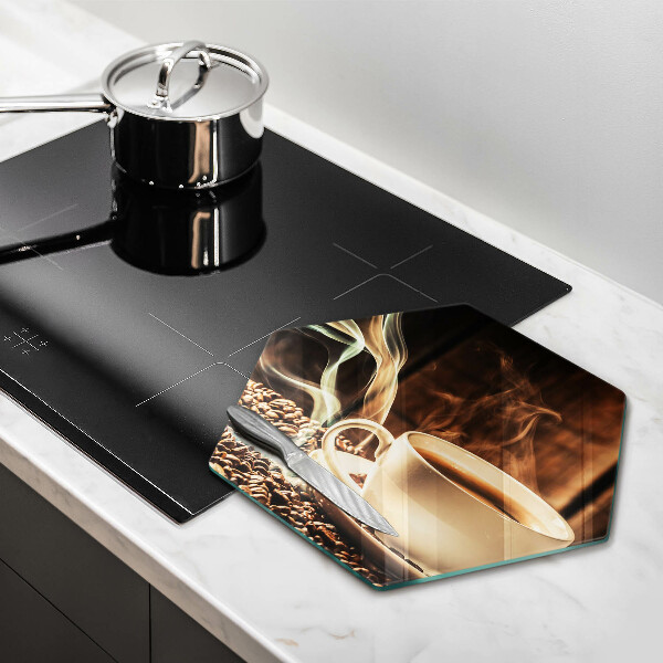 Tábua para corte Uma xícara e grãos de café