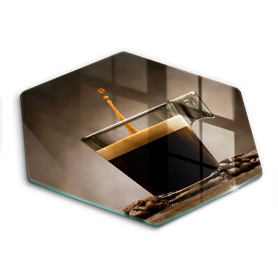 Tábua de cortar Um copo e grãos de café