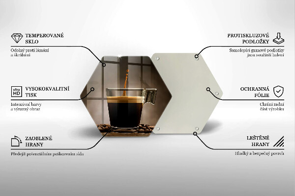 Tábua de cortar Um copo e grãos de café