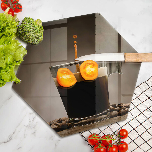 Tábua de cortar Um copo e grãos de café