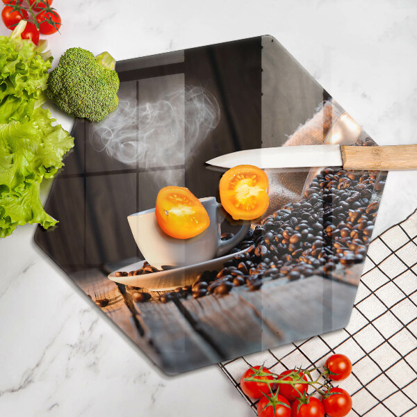 Tábua de corte Uma xícara de café e um coração