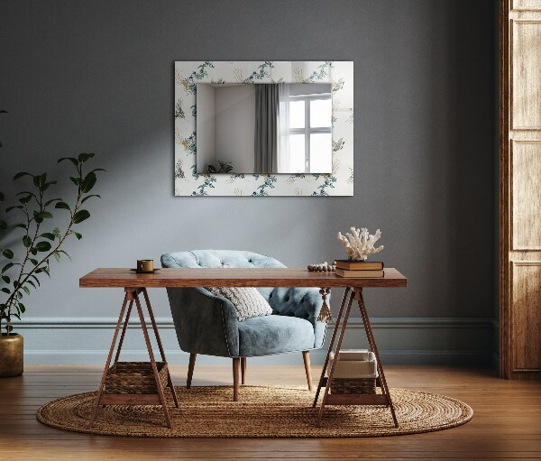 Espelho com moldura decorada com pássaros e flores