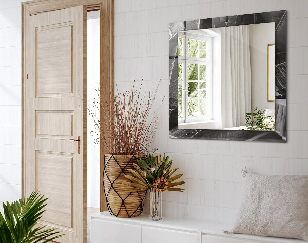 Espelho com moldura decorada com folhas de bananeira