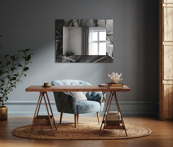 Espelho com moldura decorada com folhas de bananeira
