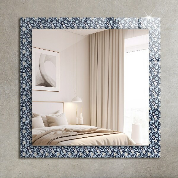 Espelho com moldura decorada com desenho de flor azul