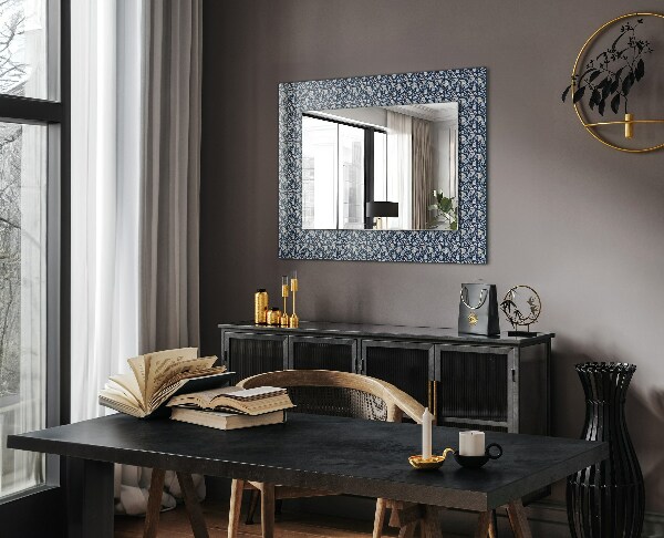 Espelho com moldura decorada com desenho de flor azul