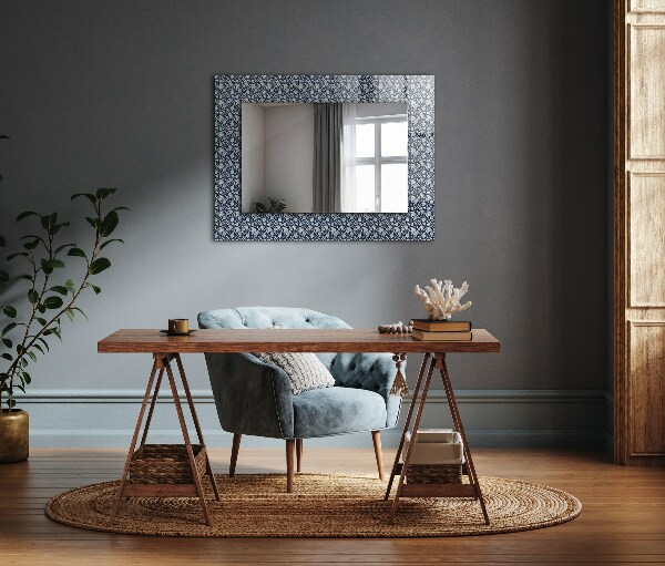 Espelho com moldura decorada com desenho de flor azul