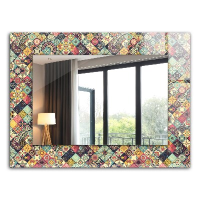 Espelho com moldura decorada em mosaico colorido