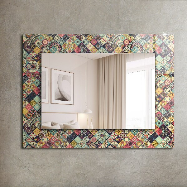 Espelho com moldura decorada em mosaico colorido