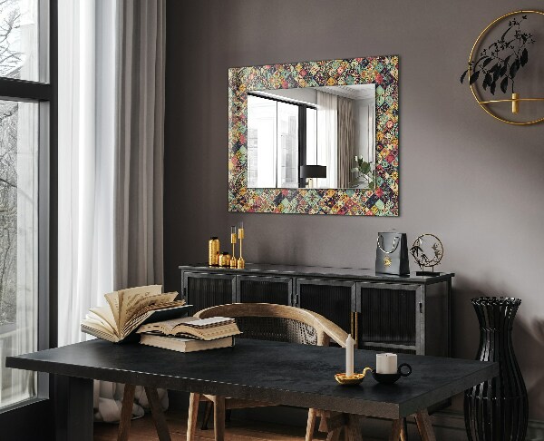 Espelho com moldura decorada em mosaico colorido