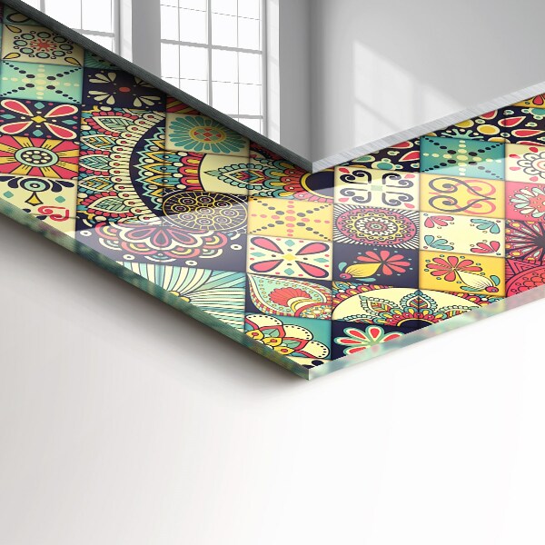 Espelho com moldura decorada em mosaico colorido