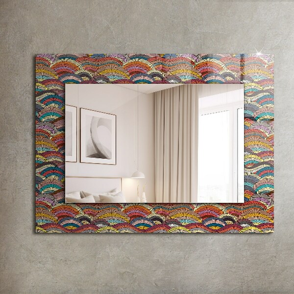 Espelho com moldura decorada em formato de arcos com ondas coloridas