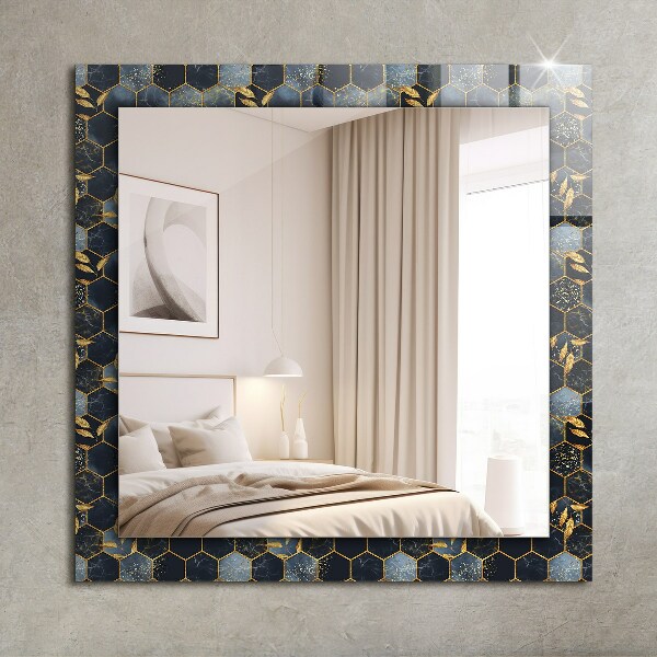 Espelho com moldura decorada de folhas hexagonais