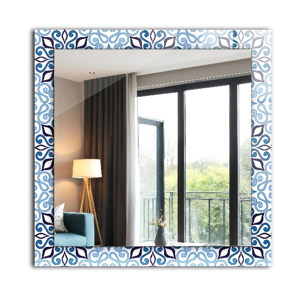 Espelho com moldura decorada com motivo azul