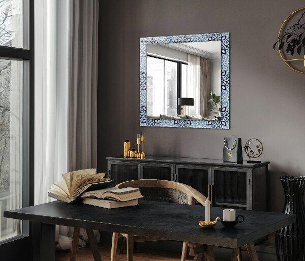 Espelho com moldura decorada com motivo azul