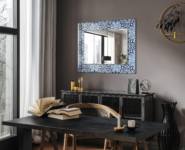 Espelho com moldura decorada com motivo azul
