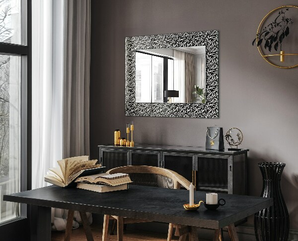 Espelho decorativo com ornamentos em preto e branco