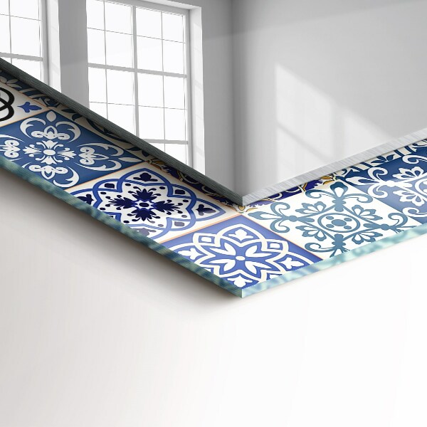 Espelho com moldura decorada com motivos marroquinos
