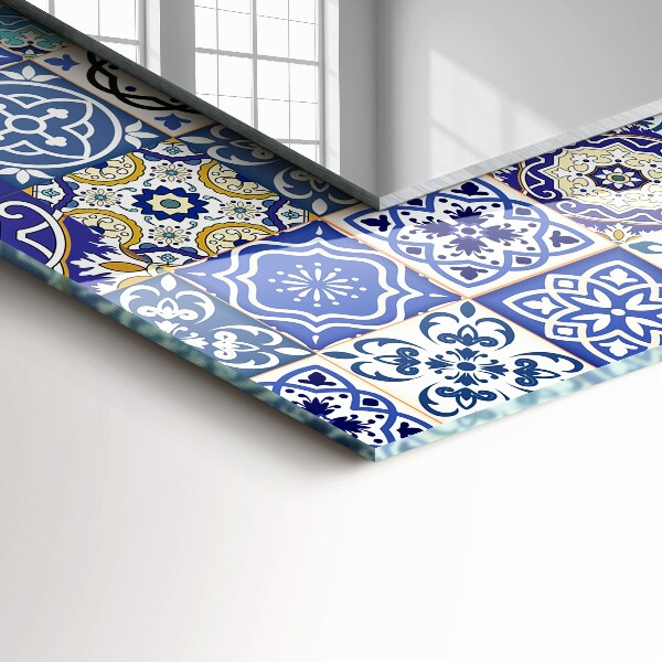 Espelho com moldura decorada com motivos marroquinos