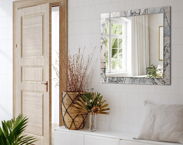 Espelho com moldura decorada de plantas com chifres