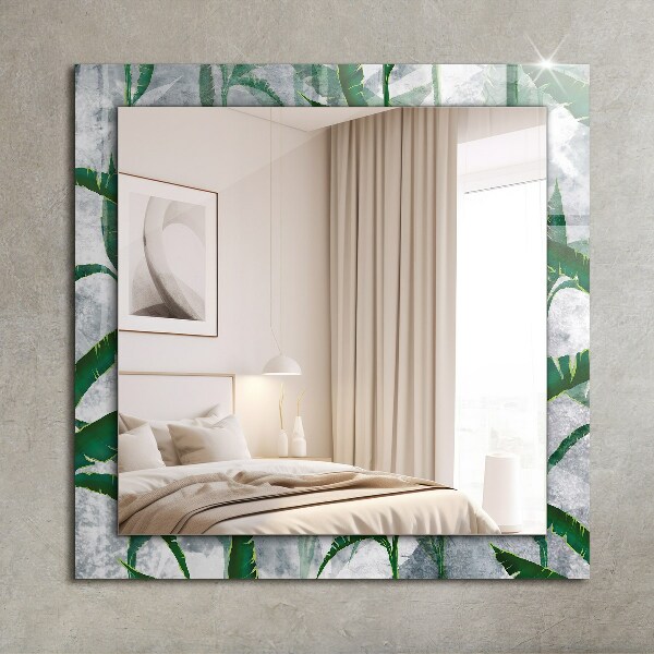 Espelho com moldura decorada de plantas com folhas verdes