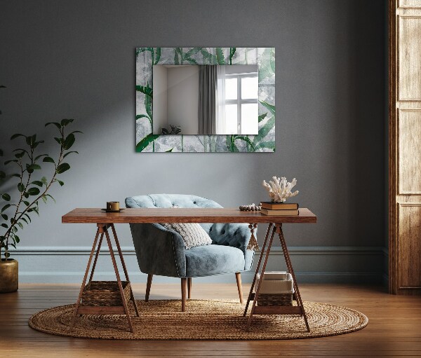 Espelho com moldura decorada de plantas com folhas verdes