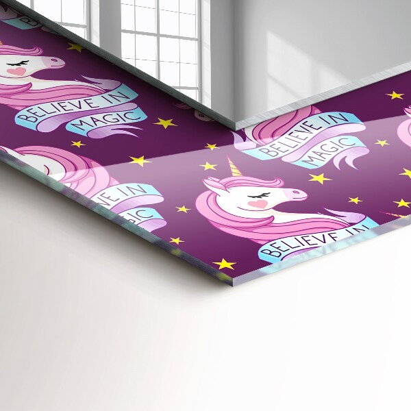 Espelho com moldura decorada em formato de unicórnio com estrelas