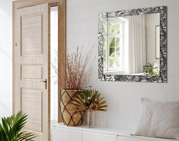 Espelho com moldura decorada em padrões preto e branco
