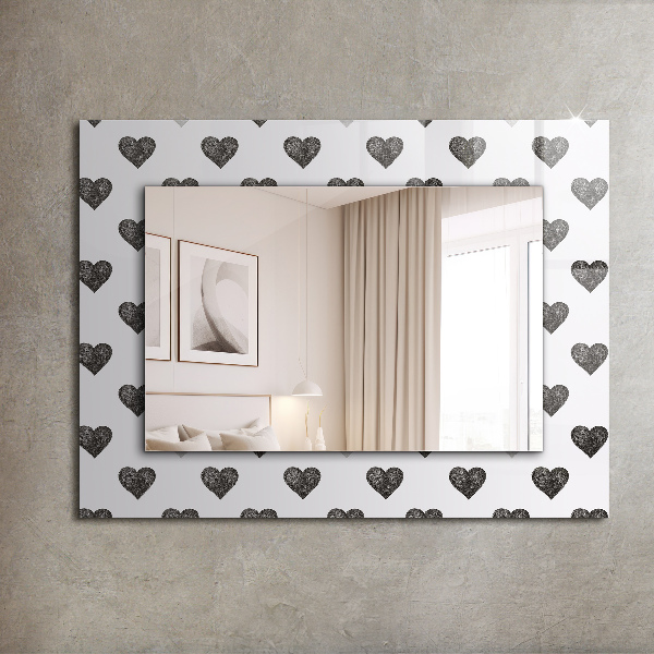Espelho decorativo com padrão de coração preto