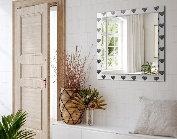 Espelho decorativo com padrão de coração preto