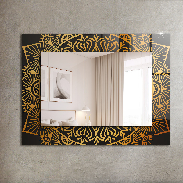 Espelho com moldura decorada com padrão de mandala