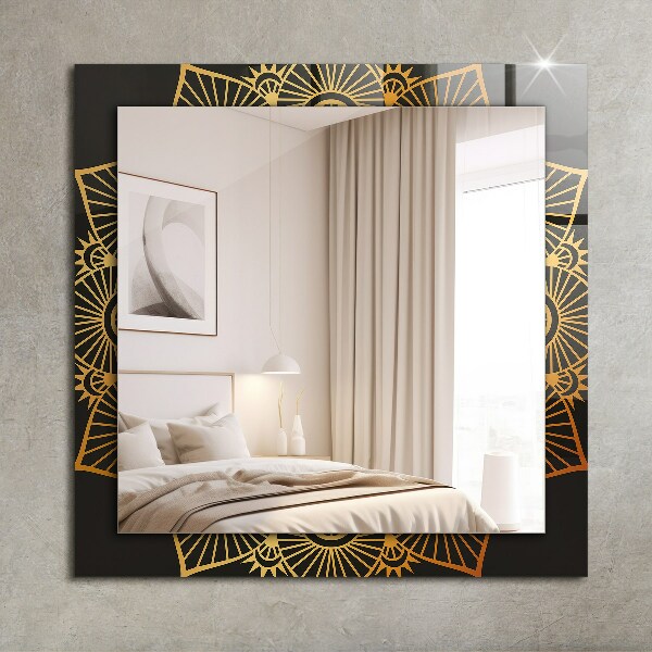 Espelho com moldura decorada com padrão de mandala