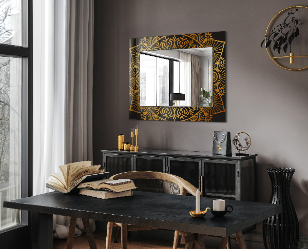 Espelho com moldura decorada com padrão de mandala