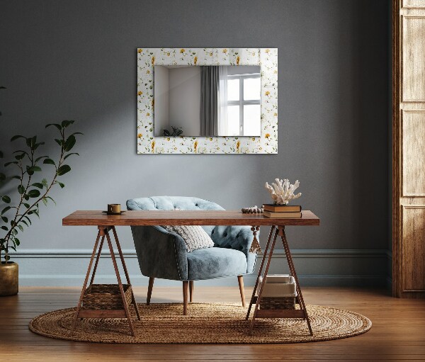 Espelho com moldura decorada com padrão de folhas e flores