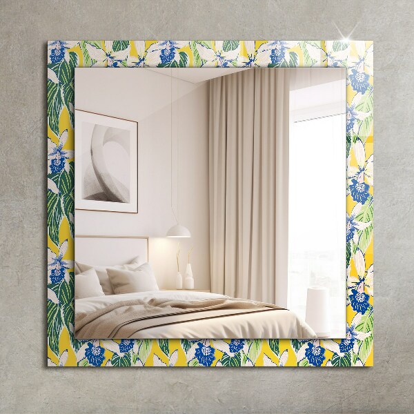 Espelho com moldura decorada com flores e folhas