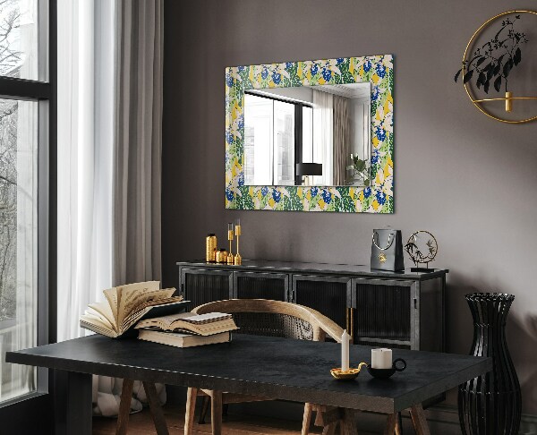 Espelho com moldura decorada com flores e folhas