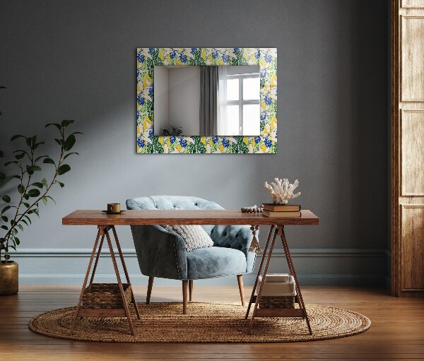 Espelho com moldura decorada com flores e folhas
