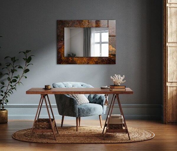 Espelho com moldura decorada em superfície metálica enferrujada