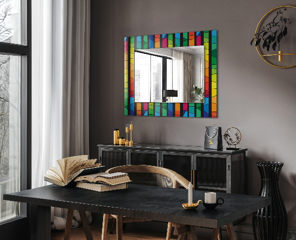 Espelho com moldura decorada com fitas de vidro coloridas