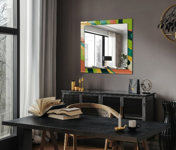 Espelho com moldura decorada com motivo geométrico