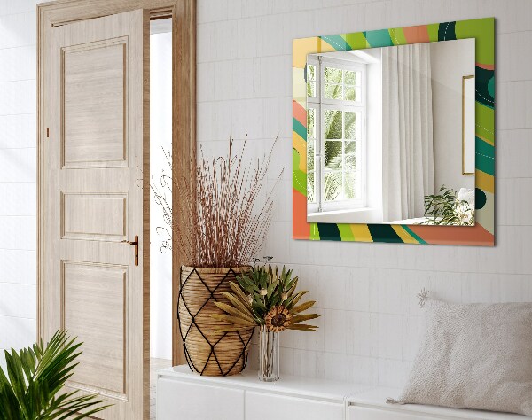 Espelho com moldura decorada com motivo geométrico