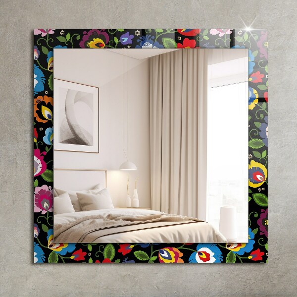 Espelho com moldura decorada com motivos de flores e frutos