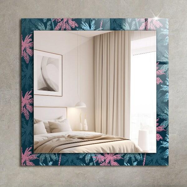 Espelho com moldura decorada e painel de madeira texturizada