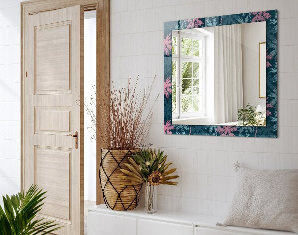 Espelho com moldura decorada e painel de madeira texturizada